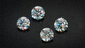 これらのラウンドブリリアントカットのダイヤモンドは、回折格子を用いてパビリオンの狭い範囲に、はっきりとしたファイアを増やすためにエッチングを行います。