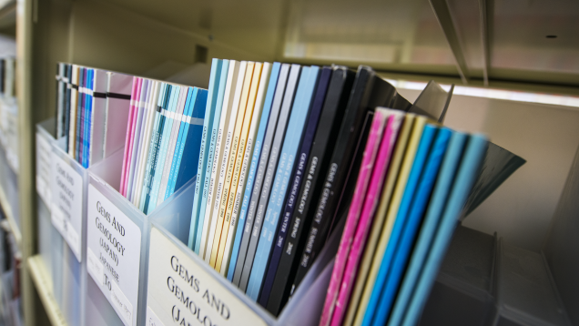 RICHARD T. LIDDICOAT（理查德·特·利德寇特）宝石学图书馆和信息中心书架上的行业期刊