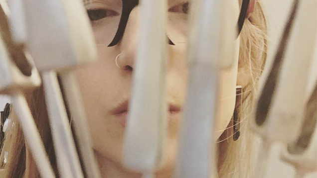 Grandics（格兰迪克斯）戴着黑框护目镜站在一组尖角模具后面。