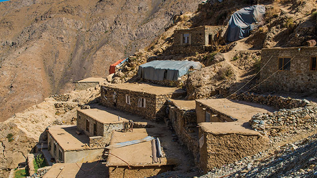 山腹にある家々