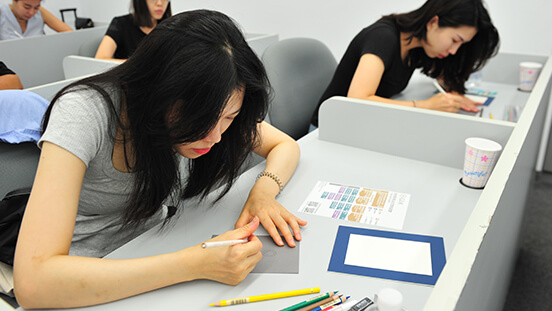 将创意转化为手绘珠宝设计图，并建立作品集，与雇主和客户分享。