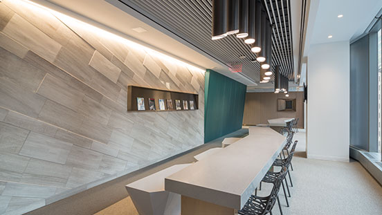 椅子に深く 腰掛けて休みましょう。 リラックスしてください。 Bert Krashes Study Loungeは、業界ニュースについて話し合ったり、講義ノートを見せ合うのに最適です。