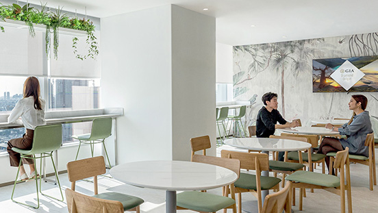 The student lounge is the center of GIA in Bangkok. It’s a place to socialize, meet new friends, and work on your latest assignment. 