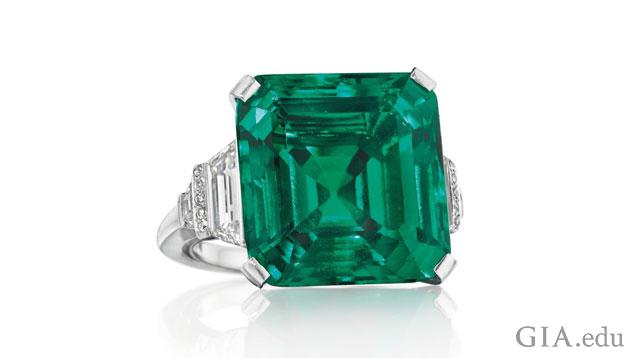洛克菲勒祖母绿是一颗 18.04 克拉的八边形阶梯式切磨祖母绿，镶嵌在一枚戒指之中，两侧饰以精美的钻石。