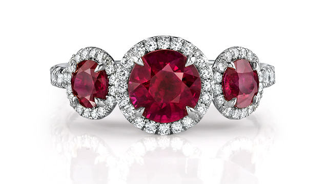 仔细清洁和保养您的珠宝意味着您将永远享受它的美丽。 由 Omi Privé 友情提供。