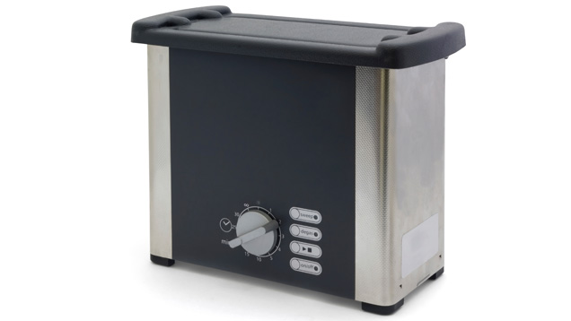 超声波清洗用于去除厚重灰尘和污垢，但根据不同的宝石类型、处理方式或镶嵌方式，可能会造成损坏。 最好让珠宝商使用这些机器来清洗您的珠宝，以免造成任何损坏。