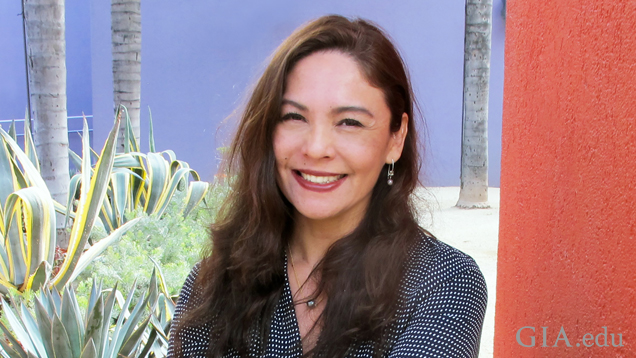 「ジュエリーのデザインは、日々学んで築き上げるキャリアです」と、GIAのJDTプログラムの卒業生、Veronica Eckertは語る。 「美を描くだけでなく、世界とつながるためにあなたの作品で個性とスタイルを作るのです。」写真提供: Veronica Eckert