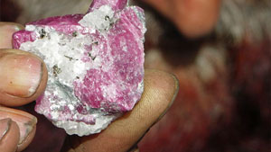 パキスタン占領下のカシミアのNangimali地域、Chittakattaルビー鉱山では、大型なパイライト結晶と共に、ルビー結晶が見つかった。