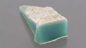 クロムカルセドニーの原石（79カラット以下）は自然に着色されると考えられています。