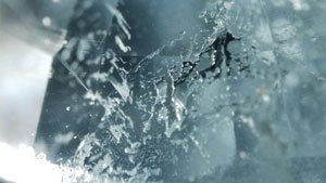 拡散実験用トルマリンの1つに部分的に修復された亀裂