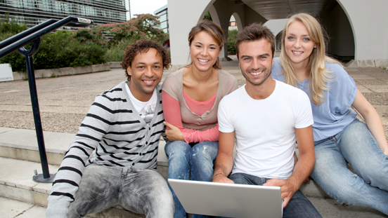 世界中で友達を作ることができ、その多くが将来の仕事仲間になる。