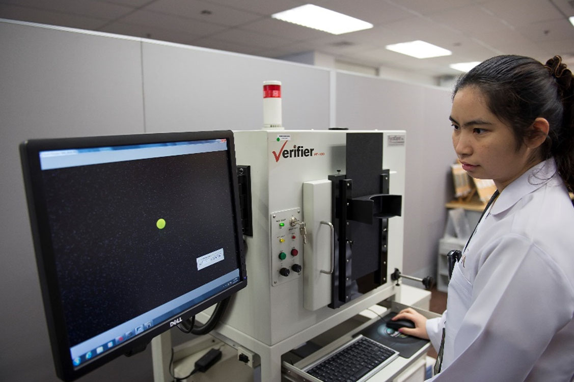 MatriX-FocalSpot Verifier PF-100 X 射线荧光装置（100 kV 和 3.2 mA 激发），配备佳能 EOS REBEL T4i 数码单反相机（5 秒曝光，F5.0，ISO 12800）