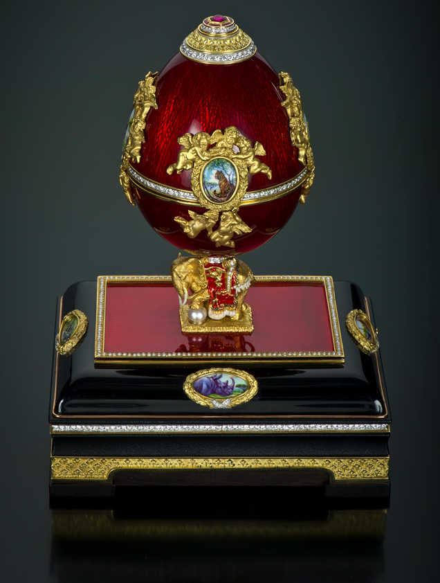 殻が閉まっている「魅惑のレッド エッグ」