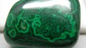 ここにある分析材料のように、天然マラカイトは、鮮やかな緑色と独特のバンド構造でよく知られている。