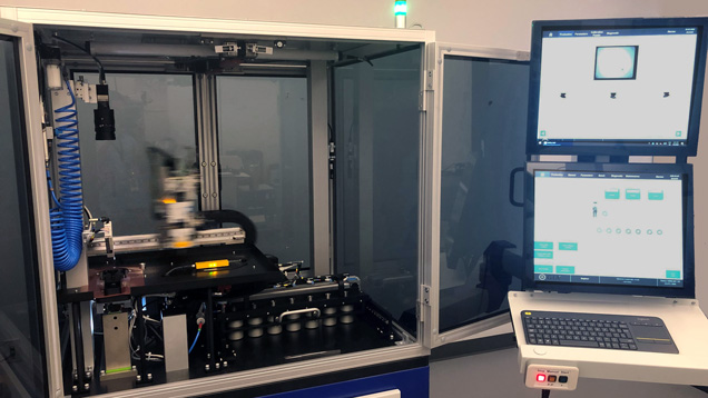 橱柜大小的米粒钻筛选设备连接着一台笔记本电脑