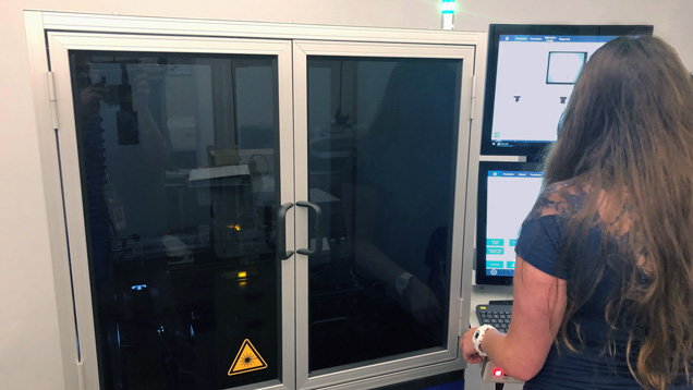 计量技术员 Nicole Phelan（妮可·菲兰）正在操作花式米粒钻筛选设备。