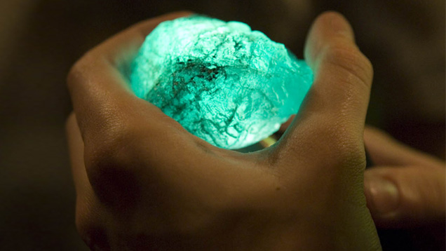 一名矿工在哥伦比亚 Coscuez（科斯凯茨）村的矿产办公室里拿着一颗祖母绿。 摄影：Eric Welch（埃里克·韦尔奇）/GIA