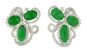 これらのイヤリングの石は、外観、色、高品質のジェダイトの宝石学的特性があります。 しかし、ラマン分析により実際には、オンファス輝石であることを判明した。