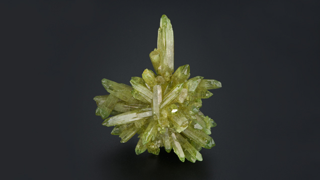 维苏威石的矛刺从核心的星状图案中向外突出。